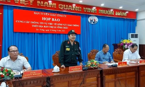 Tước danh hiệu Công an nhân dân 3 cán bộ, chiến sĩ bạo lực với 2 thiếu niên