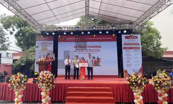 Một khách hàng của Agribank chi nhánh Tây Quảng Ninh trúng giải đặc biệt 1 tỷ đồng