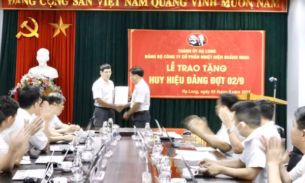 Công ty Cổ phần Nhiệt điện Quảng Ninh trao Huy hiệu 30 năm tuổi Đảng cho đảng viên