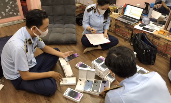 Valy đầy iPhone 14 nghi nhập lậu ở Sài Gòn