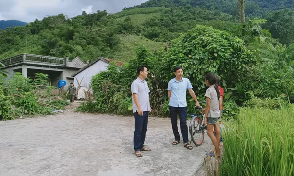Nỗ lực vận động học sinh vùng khó ra lớp