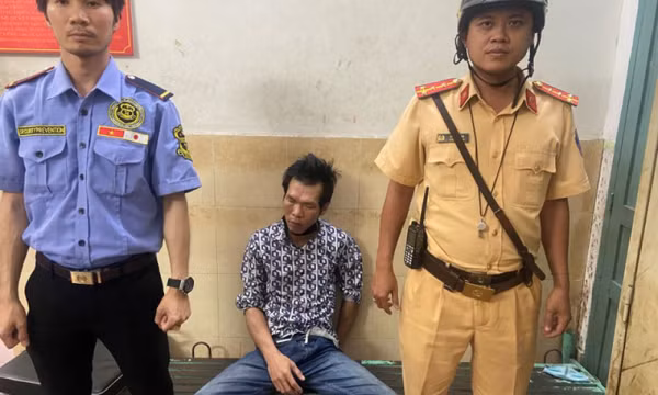 CSGT bắt đối tượng bẻ trộm gương chiếu hậu