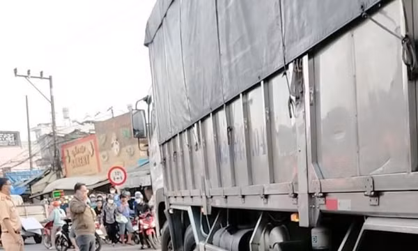 Dừng chờ đèn đỏ, người phụ nữ bị xe tải đâm tử vong