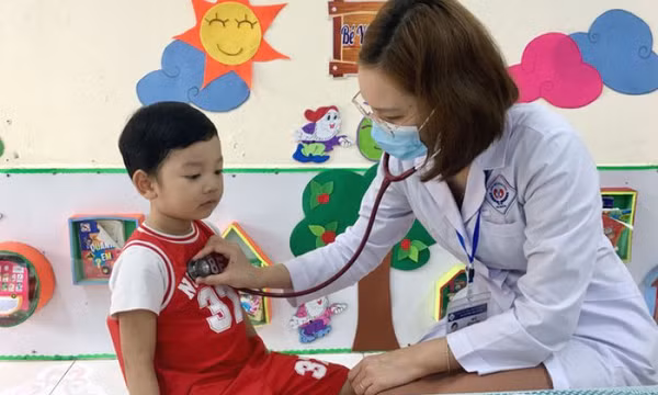 Việc cần làm ngay khi trẻ sốt, nôn, tiêu chảy nghi mắc Adenovirus