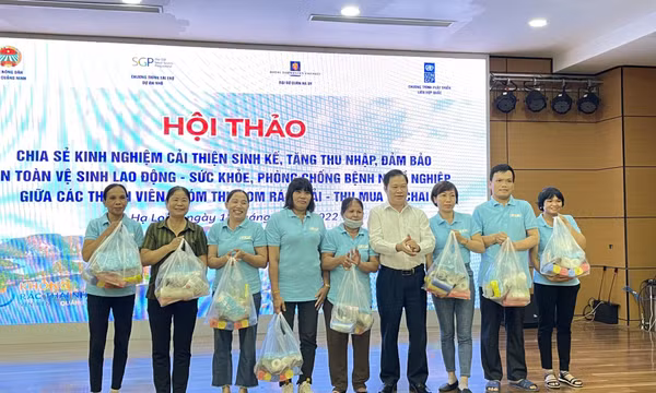 Chia sẻ kinh nghiệm cải thiện sinh kế cho nhóm thu gom rác thải trên vịnh Hạ Long