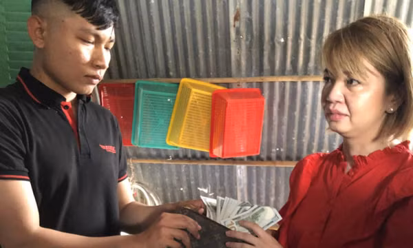 Tài xế trả lại 4.000 USD nhặt được