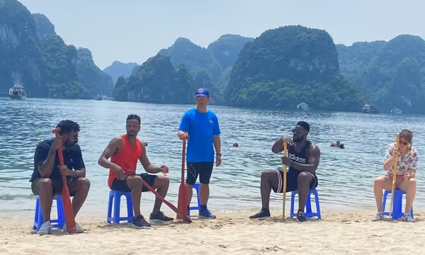 Cựu danh thủ M.U Patrice Evra học chèo thuyền trên Vịnh Hạ Long