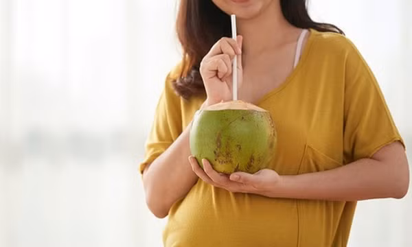 Mẹ bầu đua nhau uống nước dừa để sinh con trắng trẻo: Chuyên gia nói gì?