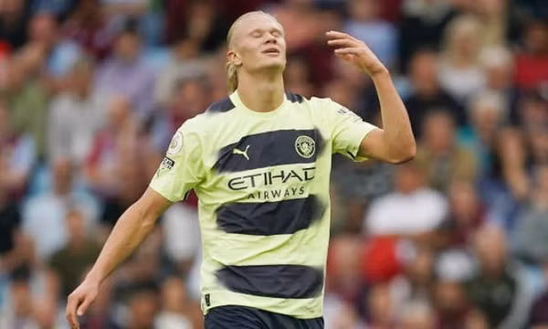 Man City thoát thua nhờ trọng tài 
