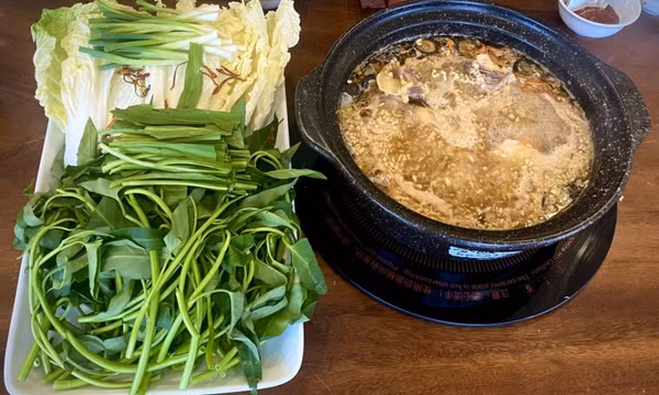 Lẩu gà Tiên Yên nấu bỗng rượu