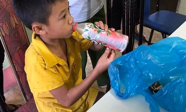 Giải cứu bé trai 9 tuổi đi lạc hơn 20 km tìm mẹ