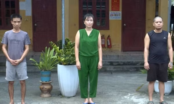 Ba bé gái bị bán vào quán karaoke với món nợ "trên trời rơi xuống"
