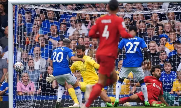 Liverpool bị cầm chân ở derby Merseyside