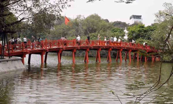 Bắc Bộ nắng ráo, từ Đà Nẵng trở vào mưa dông kéo dài nhiều ngày
