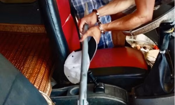 Côn đồ dùng tuýp sắt đánh trọng thương người xin đi nhờ xe