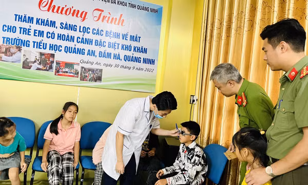Khám sàng lọc bệnh về mắt cho trẻ em xã Quảng An, Đầm Hà