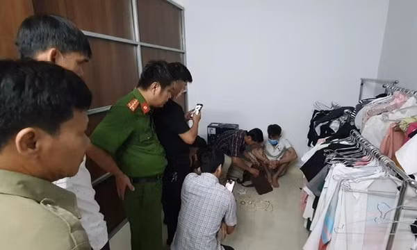 Tên trộm trốn trong tủ quần áo suốt 6 giờ, cuỗm sạch tiền, vàng của gia chủ