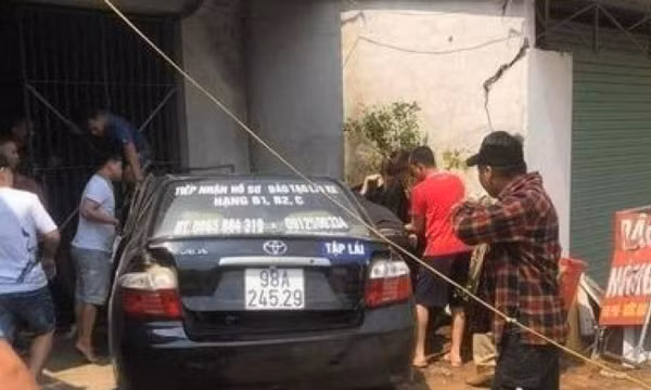 Xe dán biển tập lái phi như bay làm nứt nhà dân, 2 người bị thương