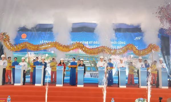Trao giấy chứng nhận đăng ký đầu tư và khởi công tổ hợp dự án nhà máy sản xuất công nghiệp tại Đầm Nhà Mạc 