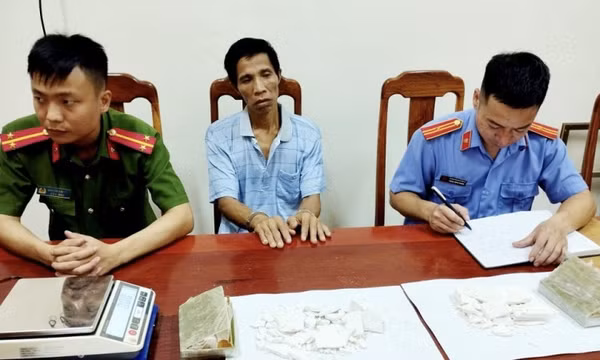 Vận chuyển 2 bánh heroin từ biên giới vào nội địa nhưng không thoát