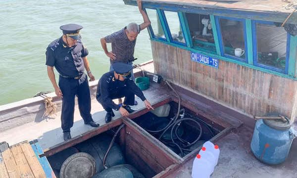 Móng Cái: Bắt giữ tàu chở 1.200 lít dầu không rõ nguồn gốc