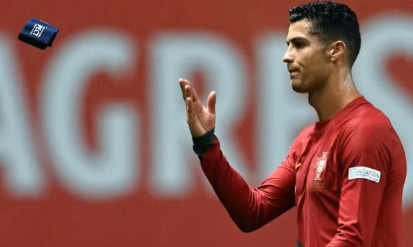 Ronaldo lại ném băng đội trưởng sau trận thua