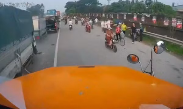 Thi nhau phóng nhanh vượt ẩu, 2 ô tô gây va chạm liên hoàn trên Quốc lộ 5