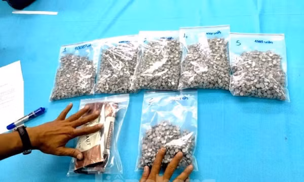 Đang vận chuyển 5.400 viên thuốc lắc đi tiêu thụ thì bị công an bắt giữ