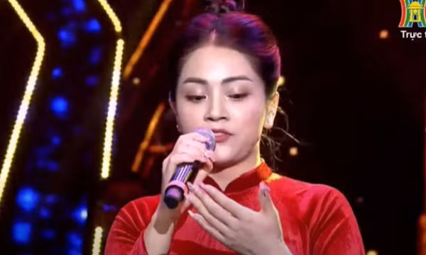 Ca sĩ Khánh Thy quên lời, vừa hát vừa nhìn bàn tay trên sóng trực tiếp