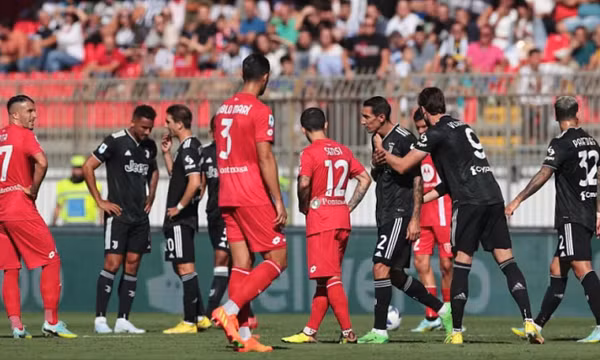 Di Maria bị đuổi khi Juventus thua đội bét bảng
