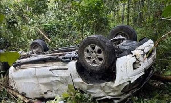 Ô tô bán tải lao xuống taluy âm, ba người thương vong