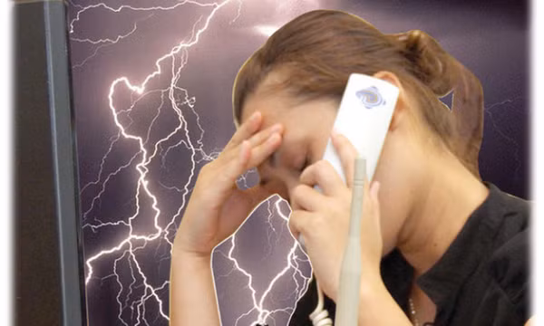 Vì sao vừa sạc pin, vừa dùng điện thoại khi trời giông sét dễ gây tử vong?