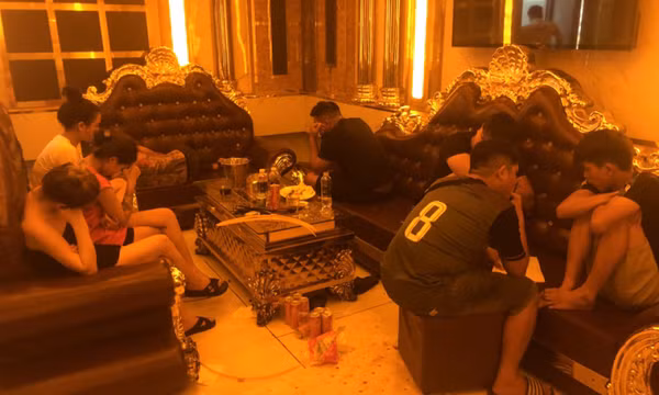 Tạm giữ hình sự chủ quán karaoke và 8 đối tượng tổ chức sử dụng ma túy