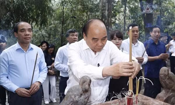 Chủ tịch nước Nguyễn Xuân Phúc dâng hương tại Khu di tích Quốc gia đặc biệt Tân Trào
