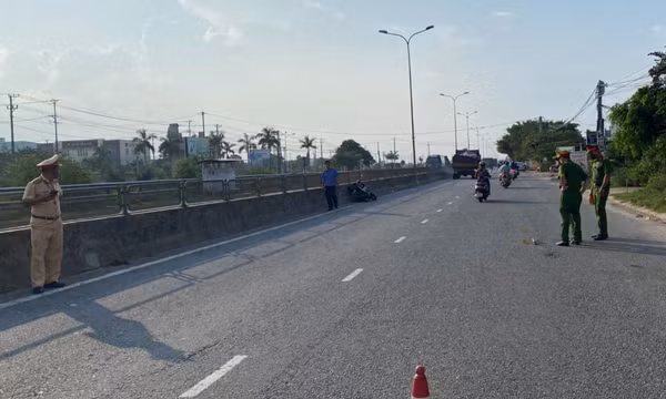 Bị dừng xe, thanh niên hốt hoảng tông cảnh sát bị thương