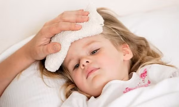 Sốt ở trẻ em: Nhận biết các loại bệnh thường gặp và cách chăm sóc