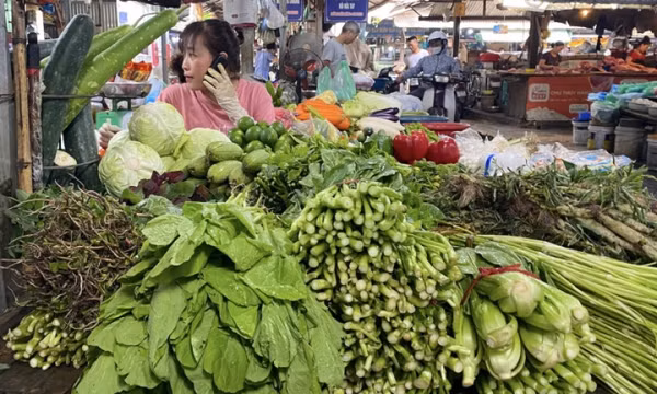 Giá xăng rẻ nhất từ đầu năm: Rau xanh, thực phẩm vẫn đắt đỏ