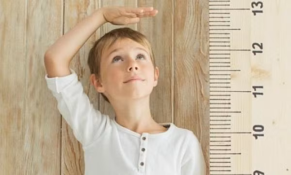 Trẻ thấp còi, cha mẹ có nên tự ý bổ sung hormone tăng trưởng?