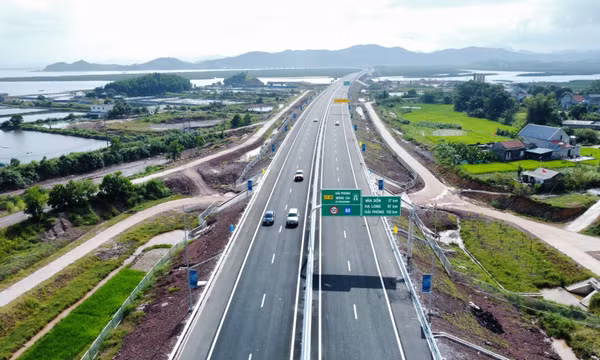 Từ 15h ngày 1/9, hàng nghìn lượt phương tiện lưu thông thuận lợi, an toàn trên cao tốc Vân Đồn - Móng Cái