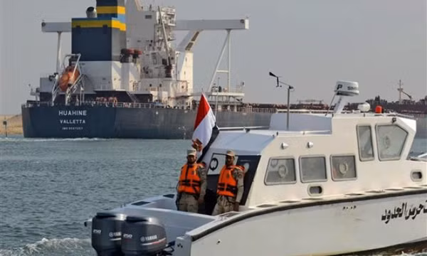 Tàu mắc cạn khiến lưu thông qua kênh đào Suez bị tắc nghẽn