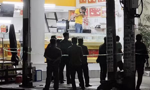 Cướp vàng ném ra đường
