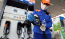 Đề xuất giảm 50% thuế tiêu thụ đặc biệt, VAT với xăng dầu