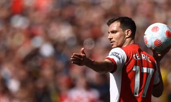 Hậu vệ Arsenal dính chấn thương mới