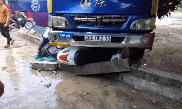 Nữ sinh lớp 6 tử vong sau va chạm với xe ô tô tập lái tại Hòa Bình