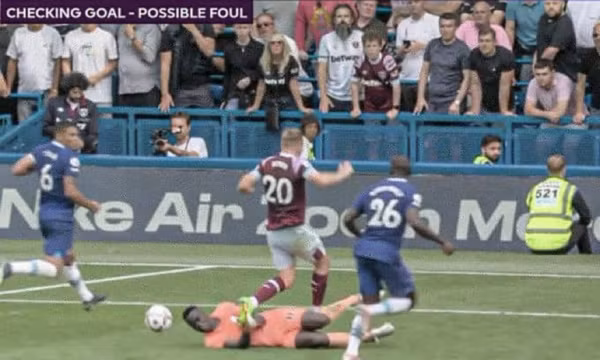 Moyes ám chỉ Chelsea thắng nhờ trọng tài 'thối nát'