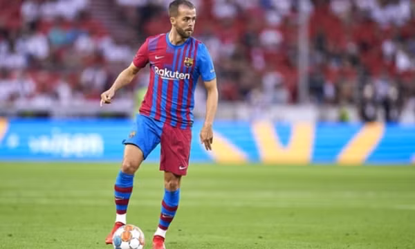 Barca chấp nhận lỗ 57 triệu euro với Pjanic