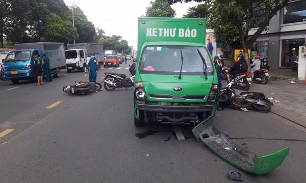 Xe thư báo tông loạn xạ xe máy ở TP.HCM, 3 người bị thương