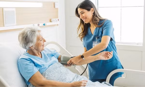 Đo huyết áp khi nằm hay khi ngồi sẽ chính xác hơn?