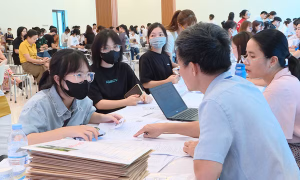 Số tân sinh viên Đại học Hạ Long nhập học vượt chỉ tiêu tỉnh giao