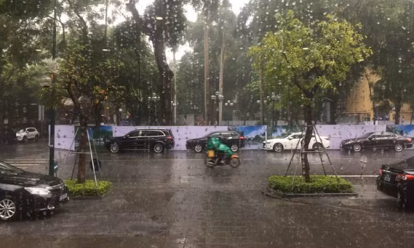 Phía Đông Bắc Bộ có mưa rào và dông vài nơi